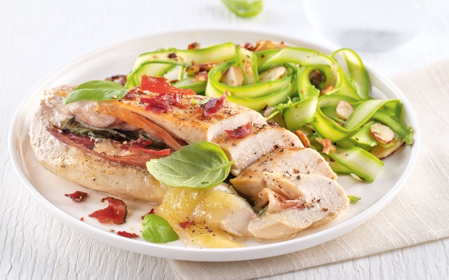 Poitrines de poulet au cheddar et prosciutto, sauce aigre-douce