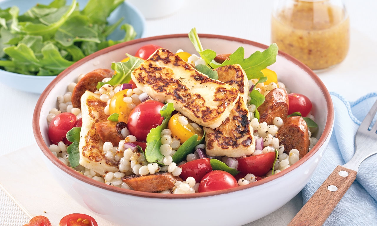 Salade tiède  de couscous,  merguez  et halloumi