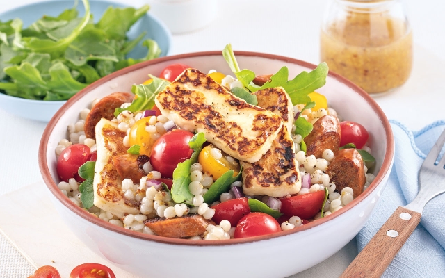Salade tiède  de couscous,  merguez  et halloumi